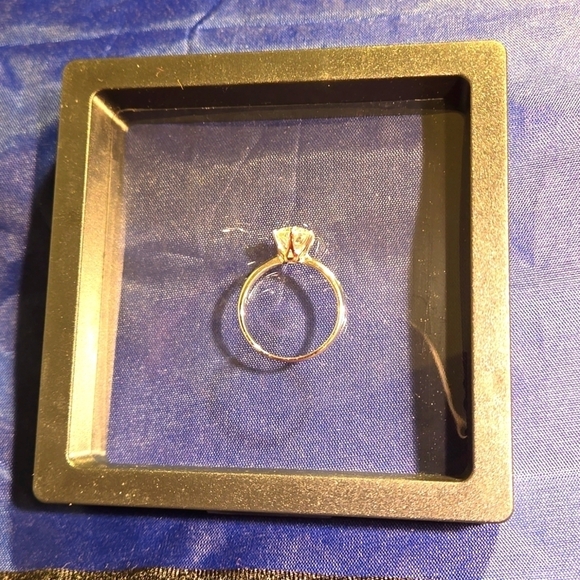 925 Silver Inlaid 2 carats Moissanite Ring - Picture 3 of 9